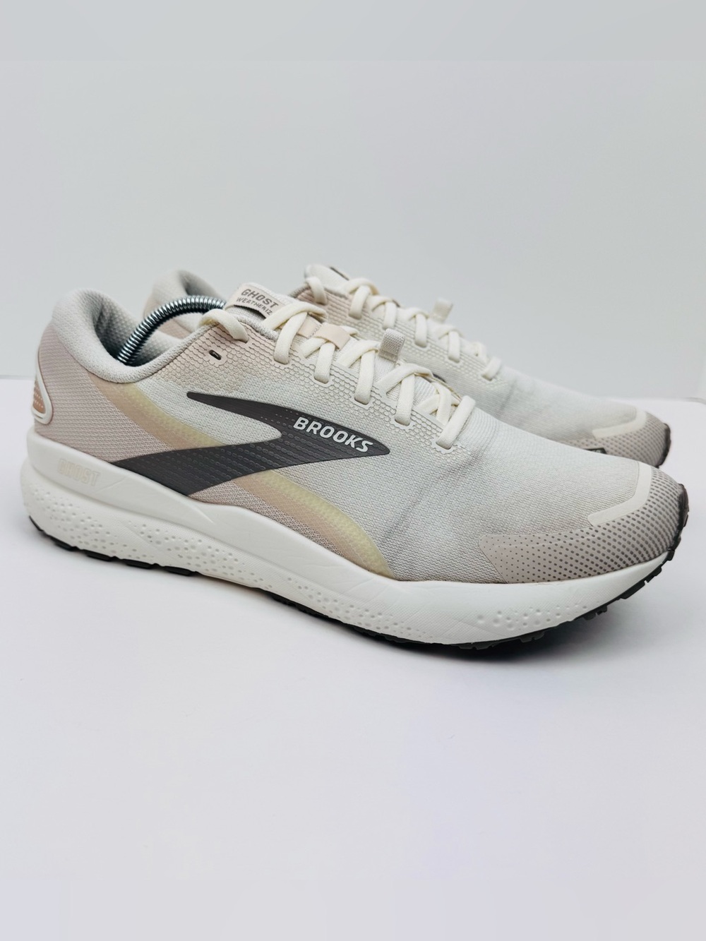 Brooks Women's Ghost 16 Weatherized running shoes. Size 11.5. Neutral colorway.